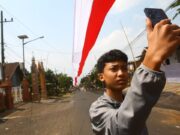 Bendera Merah Putih Raksasa di Kaki Arjuno Jadi Spot Foto Pelajar Sambut HUT RI
